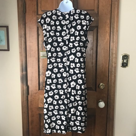 NWT Anne Klein Black w/Ivory Scattered Flowers Deep V Dress Size 14 - Picture 10 of 15
